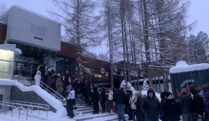 Туристы несколько часов стоят на морозе, чтобы искупаться в термах в Екатеринбурге