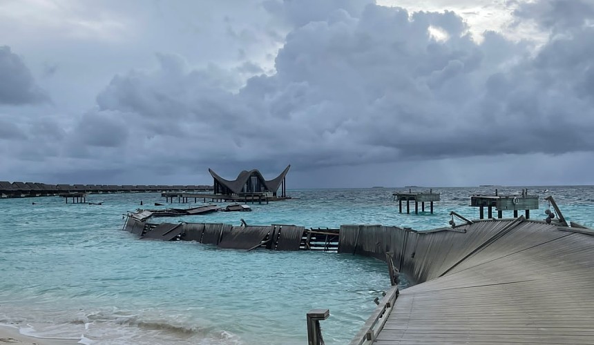 Туристов переселили из отеля на Мальдивах после обрушения моста к водным бунгало