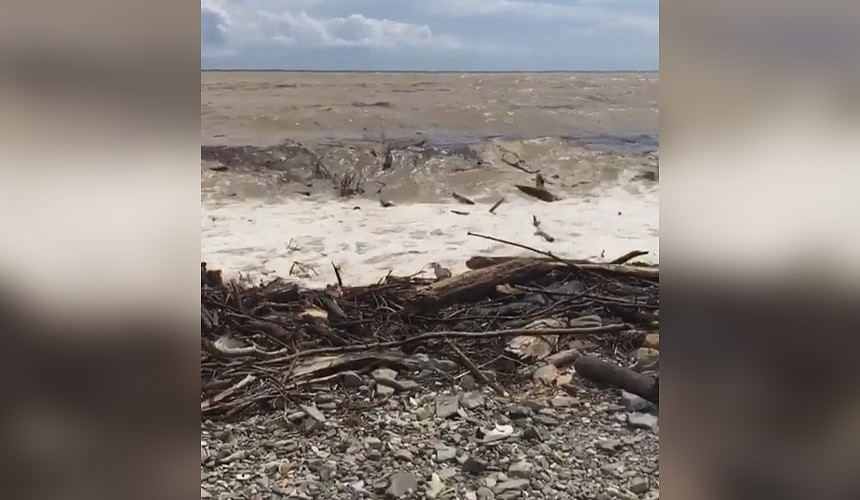 Черное море пугает туристов грязью у берега