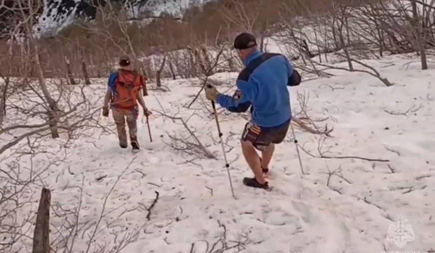 Турист в шортах вызвал спасателей, застряв в снегу на горе в Сочи