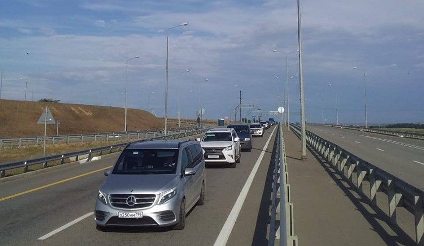 В пробке перед Крымским мостом туристам бесплатно раздают воду