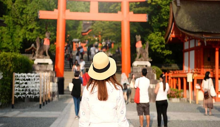 Япония начнет пускать туристов без эскорта