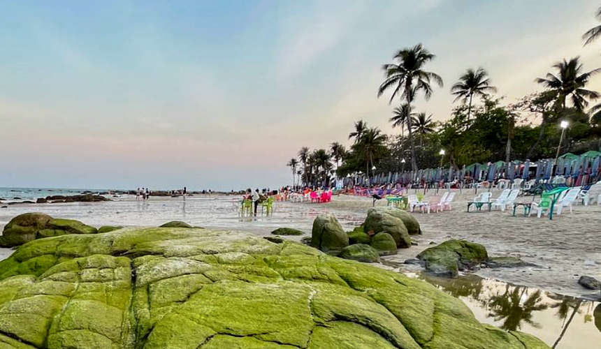 Туристы на тайском курорте опасаются купаться из-за светящегося планктона 