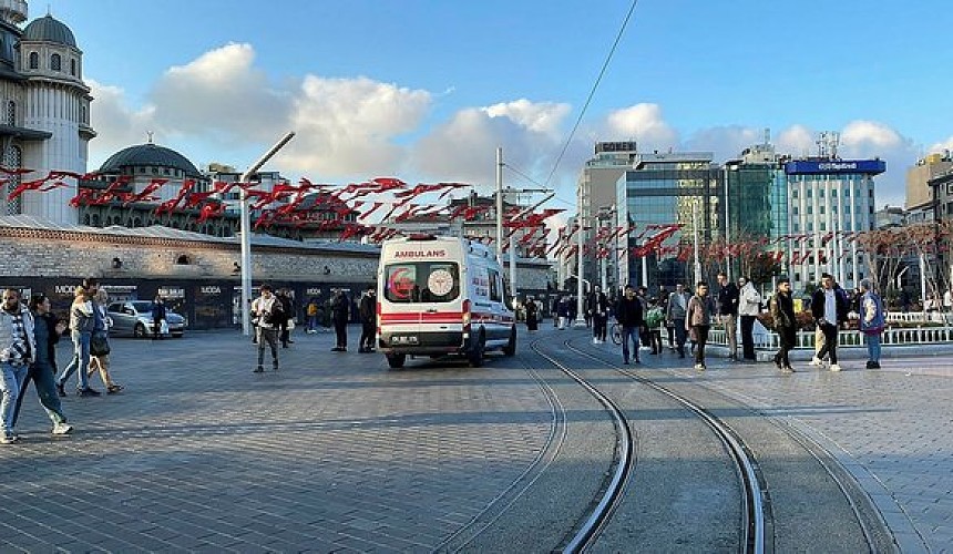 В Стамбуле на туристической улице произошел взрыв