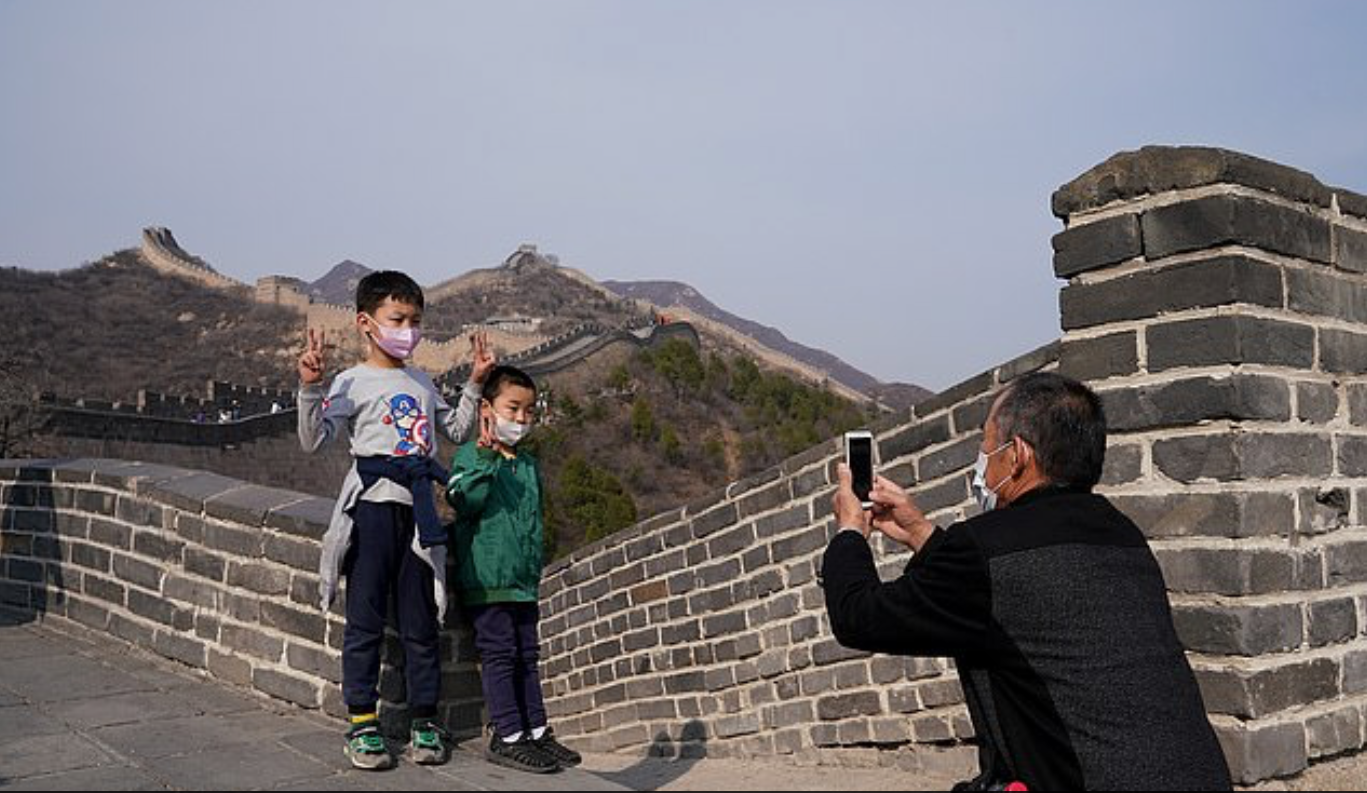 Ради эффектных фото на Великой стене китайцы готовы снять маски