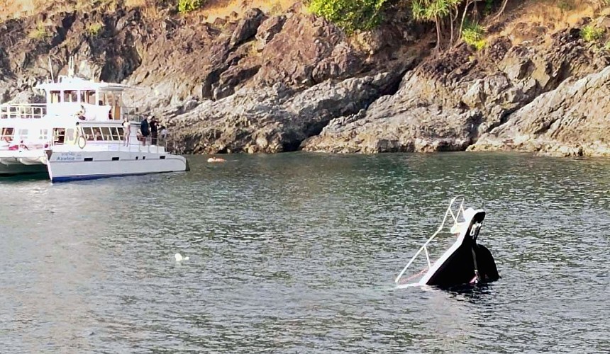 Российских туристов спасли с затонувшей у берегов Пхукета яхты