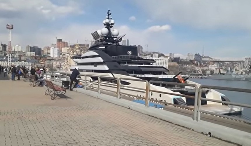 Роскошная яхта миллиардера Мордашова изумила жителей в Приморье