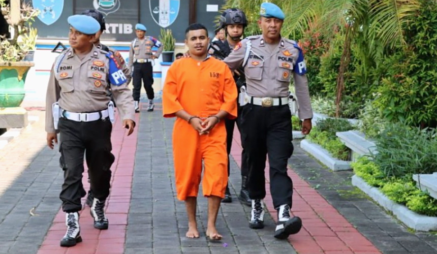 Таксист на Бали выманил у американских туристок 100 долларов под угрозой веера