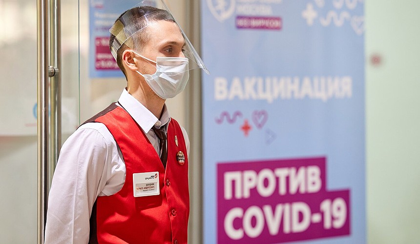 Еще несколько регионов обязали вакцинироваться работников сферы туризма