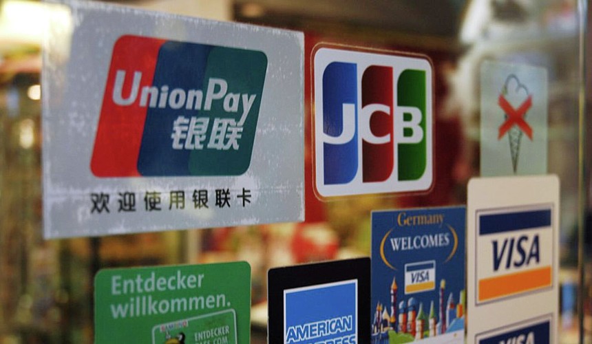 Туристы сталкиваются с проблемами в обслуживании карт UnionPay в Европе