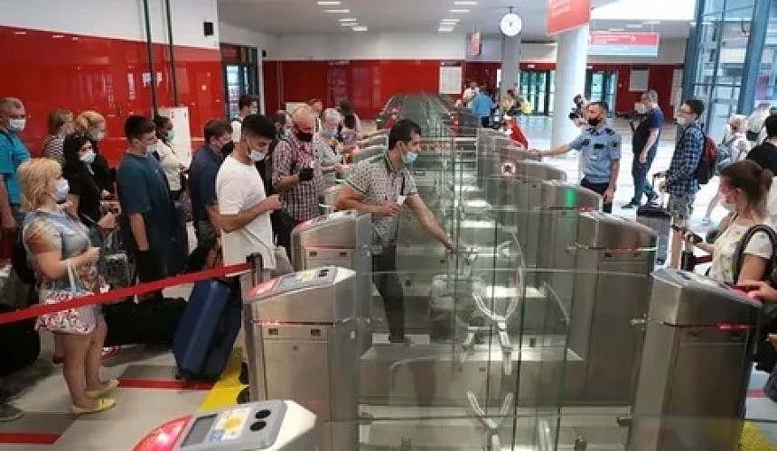 Вернувшиеся из Африки пассажиры протестуют против требования об обязательном карантине в обсерваторе