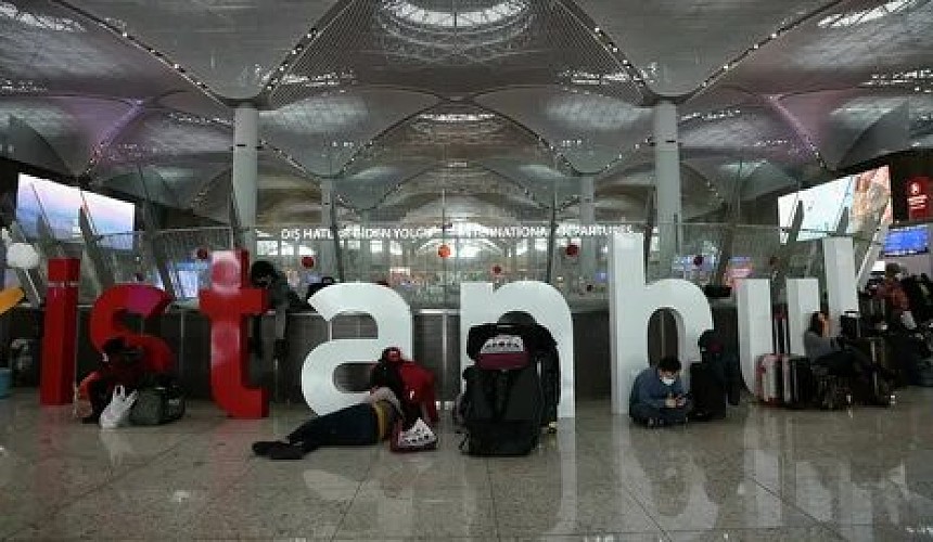 На что рассчитывать туристам, не вылетевшим на отдых из-за снежного коллапса в аэропорту Стамбула?
