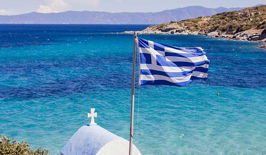 Греция отменит тесты на коронавирус для въезжающих привитых туристов