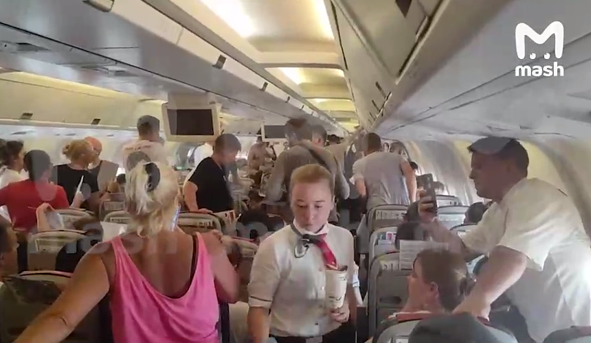 Туристы на 5 часов задержались на Пхукете из-за задымления в самолете
