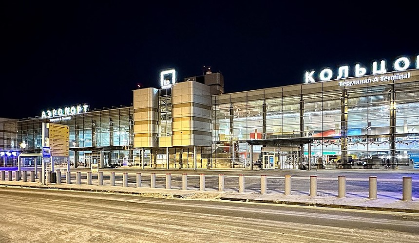 Попав в снегопад, туристы в Кольцово съели бортовое питание, не дожидаясь взлета