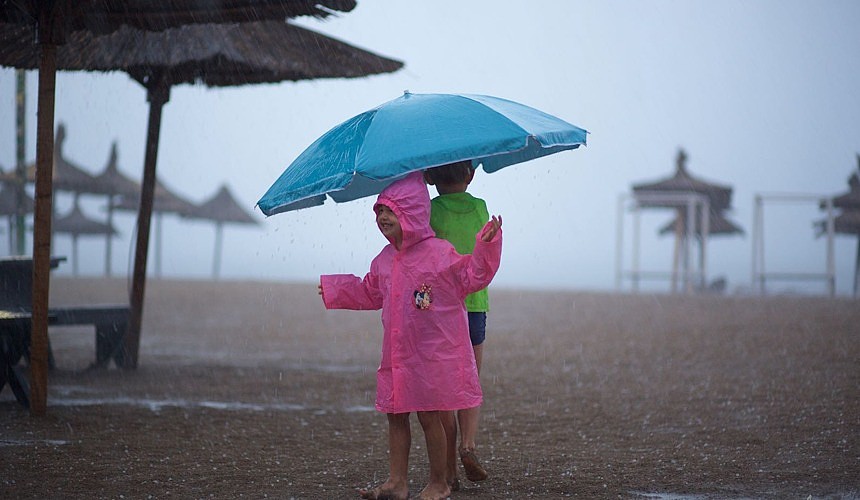 Туристы не стали массово отказываться от поездок в Крым из-за дождей