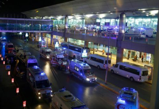 В международном аэропорту Стамбула прогремело два взрыва