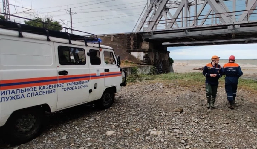 Два автомобиля с туристами смыло в Черное море в районе Сочи