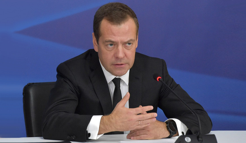 Медведев: Россия может облегчить визовый режим для туристов из Китая