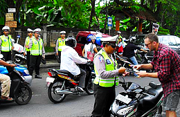 Жители Бали выявляют «неправильных» туристов и сдают их полиции