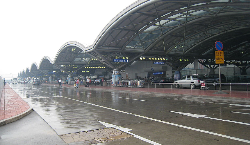 Пассажиры 5 часов просидели в самолете на запасном аэродроме Пекина