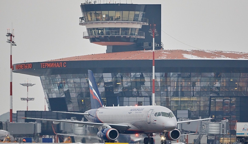 В аэропортах Москвы из-за метели рейсы задерживаются на 3–5 часов