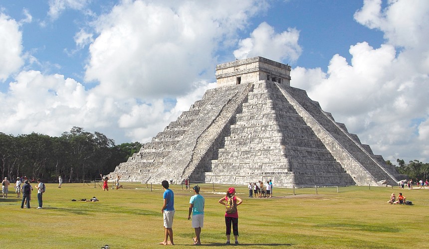 Польского туриста наказали палкой за подъем на пирамиду в Мексике