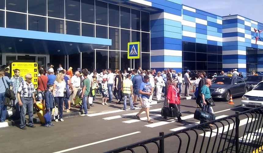 Туристам в Крыму рекомендуют выезжать в аэропорт заранее