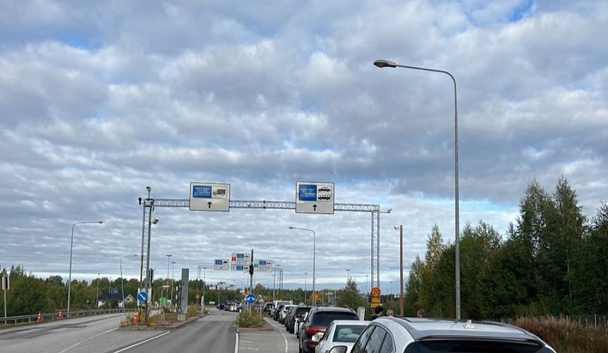 У туристов, выезжающих в Финляндию, спрашивают военные билеты