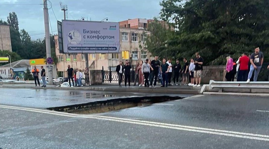 «Бюджет пилят, мосты падают»: крымчане обсуждают обрушение моста в Симферополе