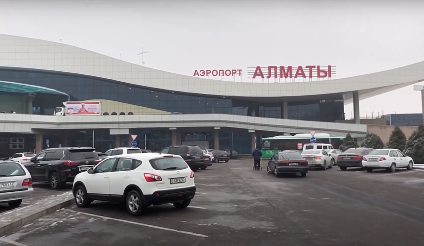 Крупнейший аэропорт в Казахстане захвачен протестующими