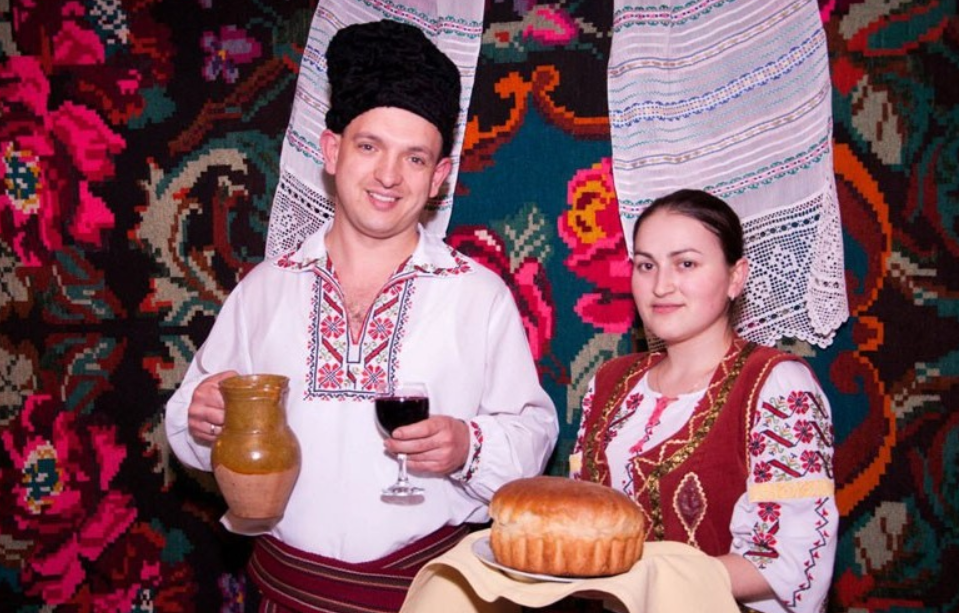 Молдаванин живет. Традиционная молдавская свадьба. Молдавская свадьба традиции. Молдавское гостеприимство. Обычаи и традиции молдавского народа.