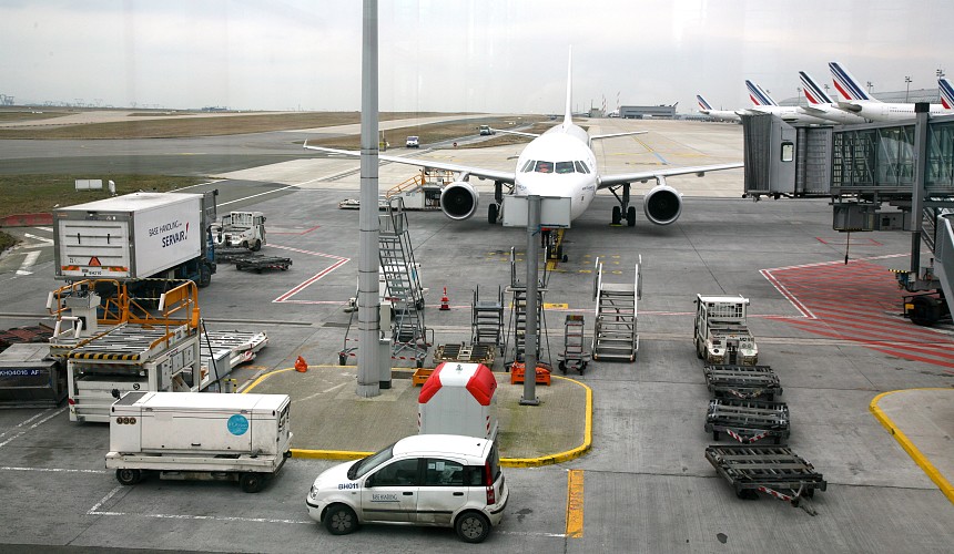 Аэропортам не разрешают использовать новую спецтехнику