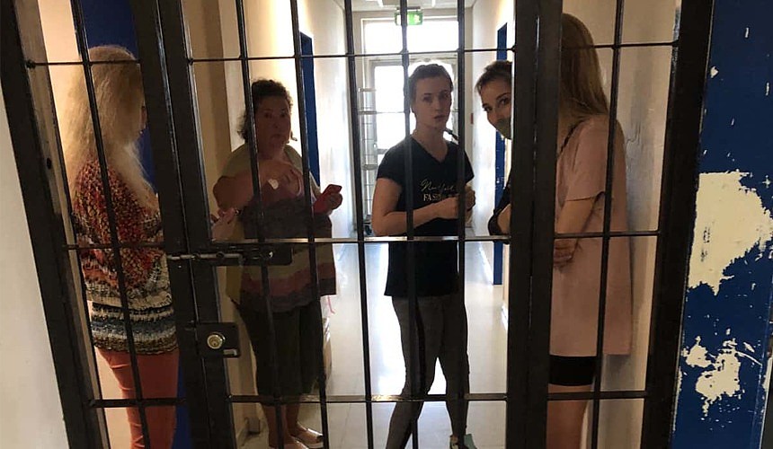 Украинские туристы попали в полицейский изолятор вместо отелей Греции