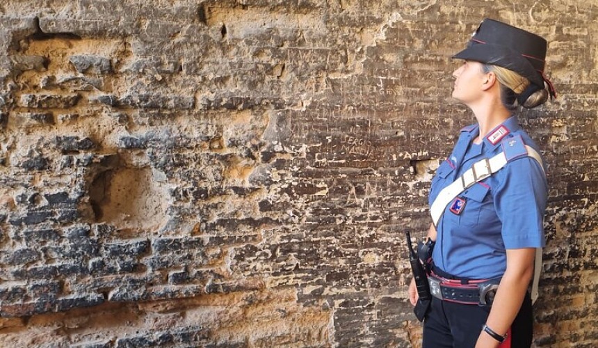 В Риме снова задержали туриста, который нацарапал свое имя на стене Колизея