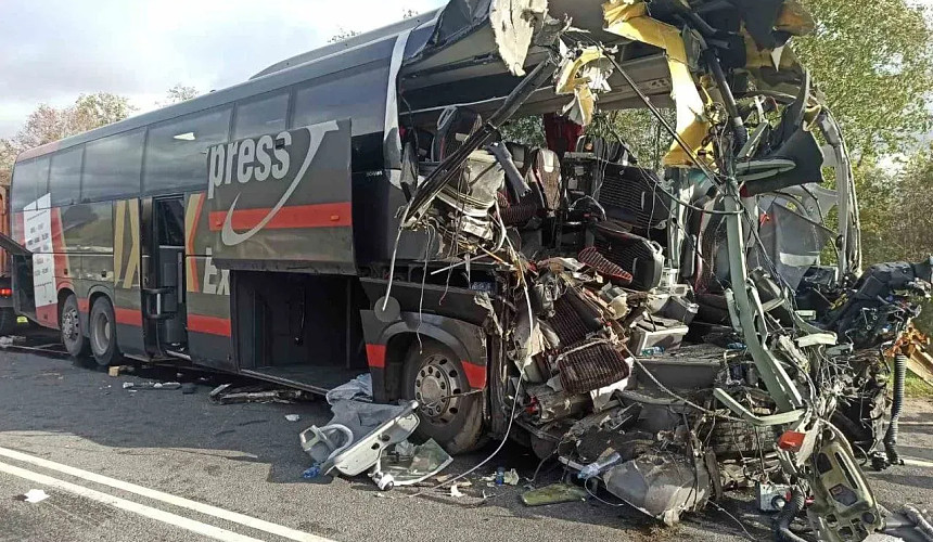 Автобус Lux Express Петербург – Рига столкнулся с грузовиком