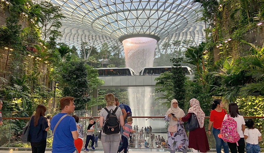 Сингапур возобновил бесплатные туры для транзитных пассажиров