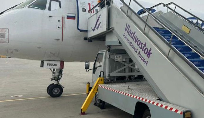 Рейс из Владивостока во Владивосток: суперджет «Якутии» не смог улететь в Читу из-за отказа двигателя