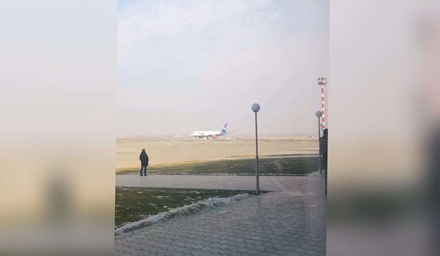 «Каждый, как может, себя веселит»: пассажир AZUR air рассказал о незапланированной посадке в Узбекистане 