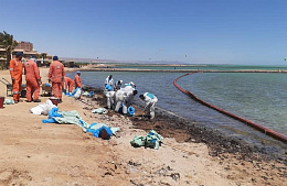 Пляжи Хургады накрыло нефтяное пятно