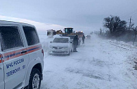 В Крыму борются с непогодой, а в Сочи радуются снегу