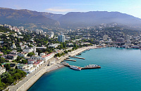 Аксенов: туристам сложно добраться до Крыма, зато отдых подешевел