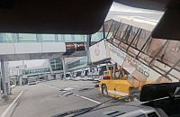 Самоходный трап въехал в переход терминала D в Шереметьево