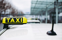 Туристы недовольны: такси в Шереметьево задвинули в самый дальний коридор