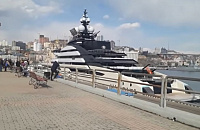Роскошная яхта миллиардера Мордашова изумила жителей в Приморье