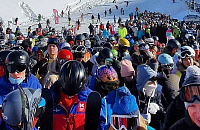 Туристы в горах Сочи выстроились в огромные очереди к подъемникам