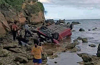 На Филиппинах машина с тремя российскими туристами упала с обрыва в море