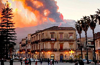 На Сицилии любуются извержением вулкана без туристов
