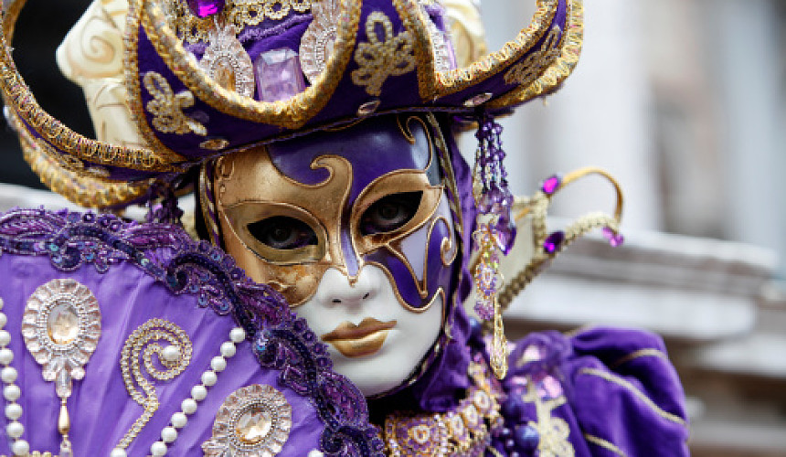 В Венеции медицинские маски сменили на карнавальные