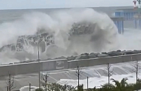 Семибалльный шторм повредил несколько пляжей в Сочи